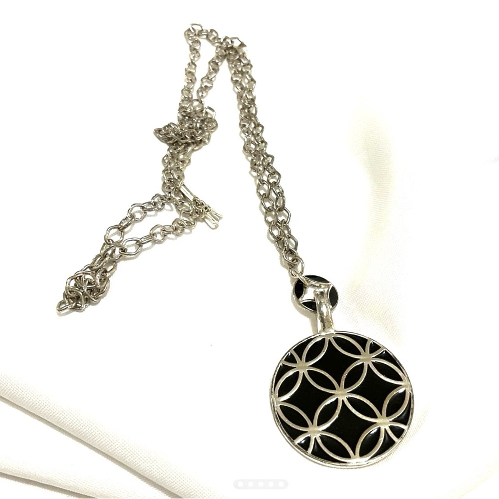 Heavy Premier Designs Silver Tone Chain with Pendant - Picture 3 of 6